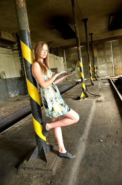 Ung kvinna i gammal fabrik — Stockfoto