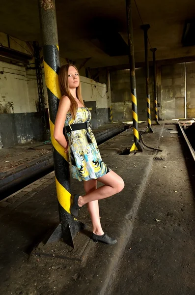 Mladá žena ve staré továrně — Stock fotografie