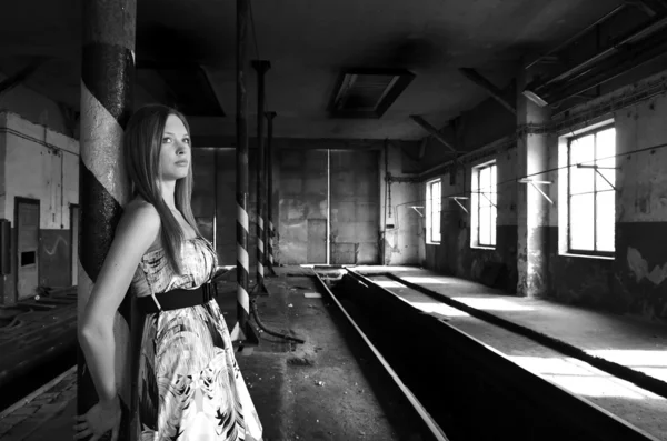 Fiatal nő a régi gyár — Stock Fotó