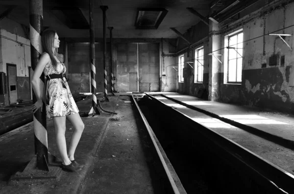 Młoda kobieta w starej fabryce — Zdjęcie stockowe