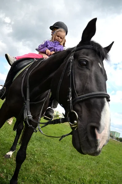 Petite fille sur un cheval — Photo
