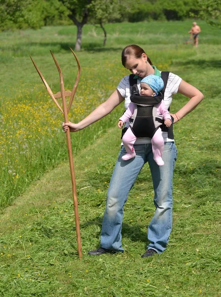 Bebé en el prado — Foto de Stock