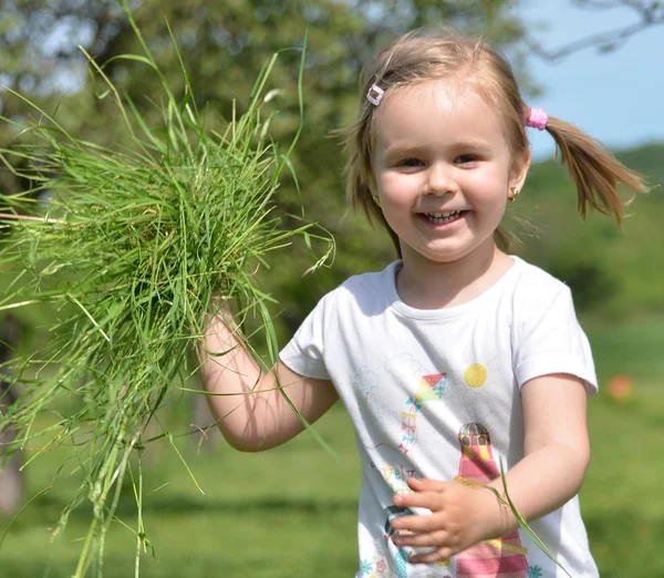 Baby spelen met gras — Stockfoto