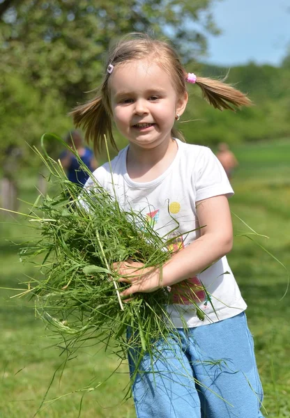 Ребенок играет с травой — стоковое фото