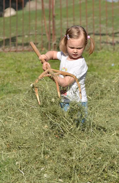 宝贝女儿玩剪草 — 图库照片