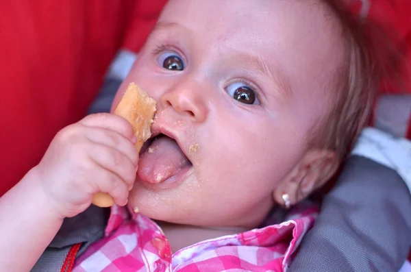 食べる赤ちゃん — ストック写真