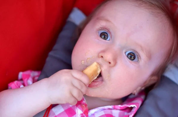 Dítě jíst — Stock fotografie