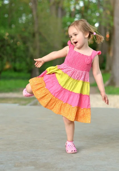 Dans eden küçük kız — Stok fotoğraf