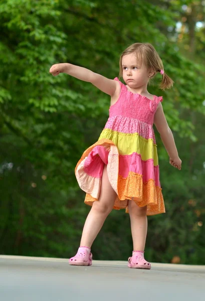 Танцующая девочка — стоковое фото