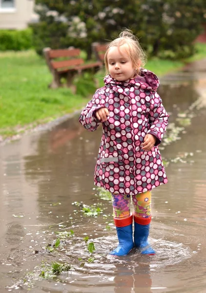 Klein meisje in splash — Stockfoto