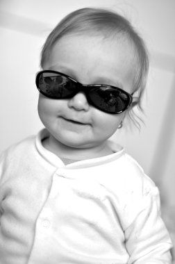 Güneş gözlüklü bebek