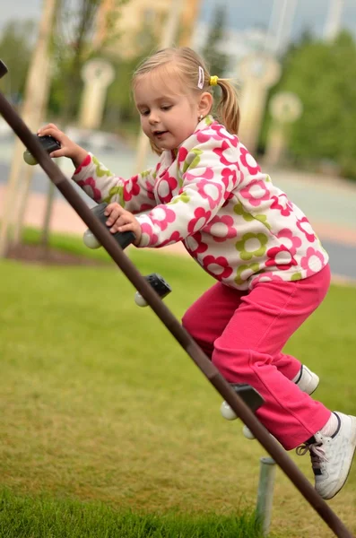 Mignon petit bébé au swing — Photo