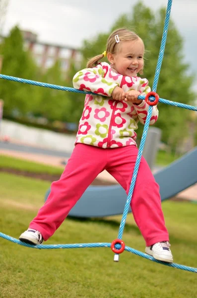 Aranyos kis bébi: a swing — Stock Fotó