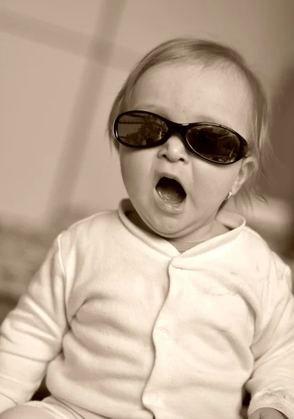 Baby in zonnebril — Stockfoto