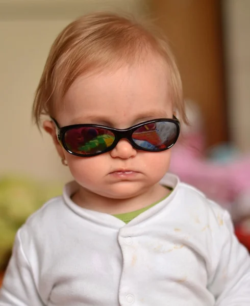 Güneş gözlüklü bebek — Stok fotoğraf