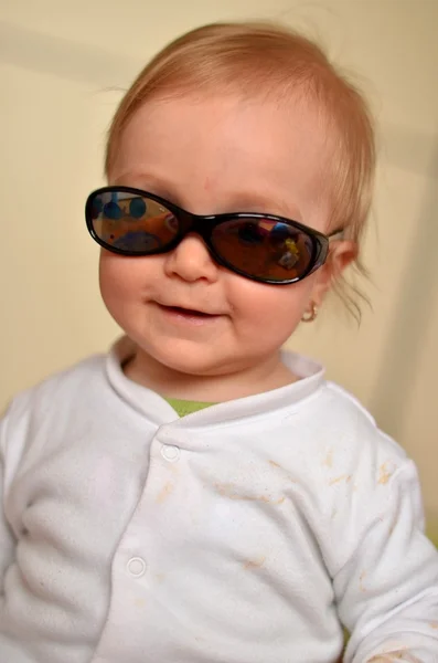 Güneş gözlüklü bebek — Stok fotoğraf
