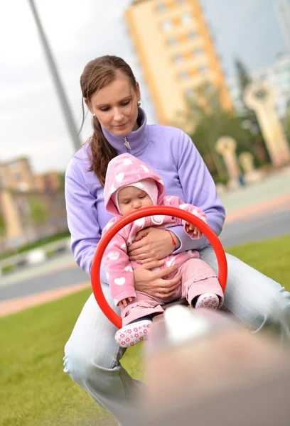 Mutter und Tochter schaukeln — Stockfoto