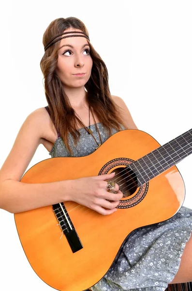Mujer joven atractiva con guitarra — Foto de Stock