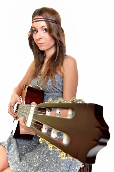 Sexig ung kvinna med gitarr — Stockfoto