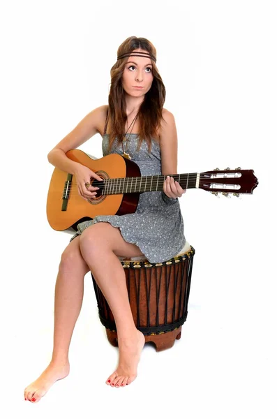 Sexig ung kvinna med gitarr — Stockfoto