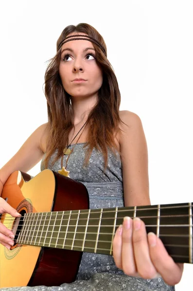 Сексуальная молодая женщина с гитарой — стоковое фото