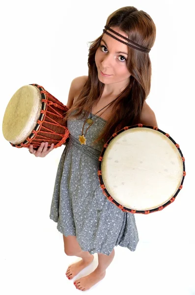 Chica bonita tocando la batería o toms tom con sus manos —  Fotos de Stock