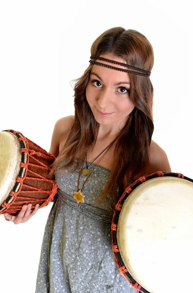 Söt flicka spela trummor eller tom toms med händerna — Stockfoto