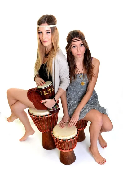 Twee meisjes met bongo — Stockfoto