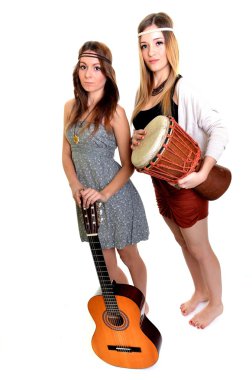 bongo ve guitare iki kızla