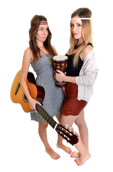 Due ragazze con bongo e guitare — Foto Stock
