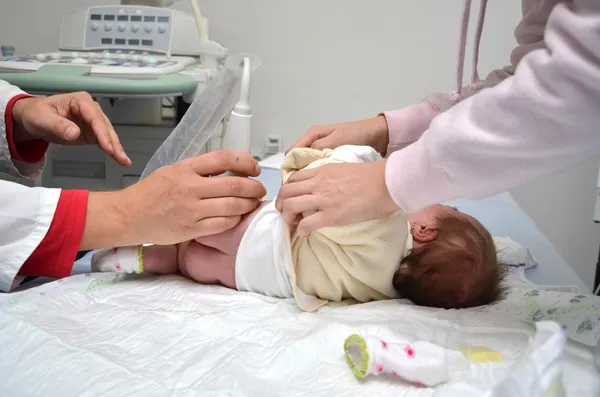Arzt behandelt Neugeborenes im Krankenhaus — Stockfoto