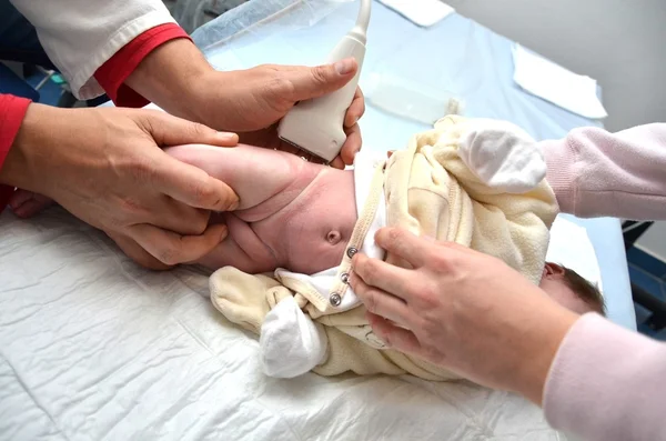 Médico tratar recém-nascido bebê no hospital — Fotografia de Stock