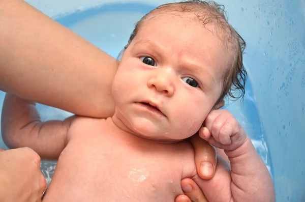 Μπάνιο νεογέννητο μωρό στο μπλε μπανιέρα από μητέρα — Φωτογραφία Αρχείου