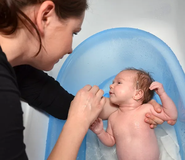 Bild på glada mor med baby bad — Stockfoto