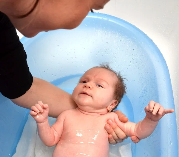 入浴の赤ちゃんと一緒に幸せな母の絵 — ストック写真