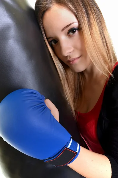 Νεαρό μποξέρ όμορφη γυναίκα με μπλε γάντια του μποξ, απομονώνονται σε w — Φωτογραφία Αρχείου