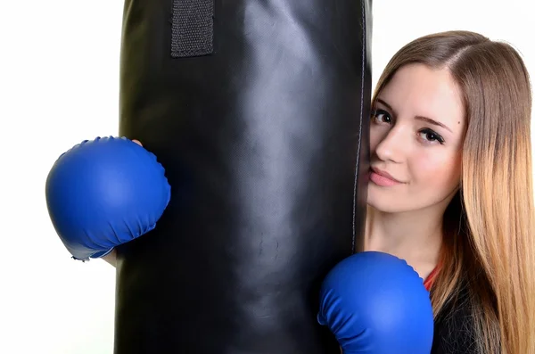 Mujer boxeadora hermosa joven con guantes de boxeo azul, aislado en w — Foto de Stock