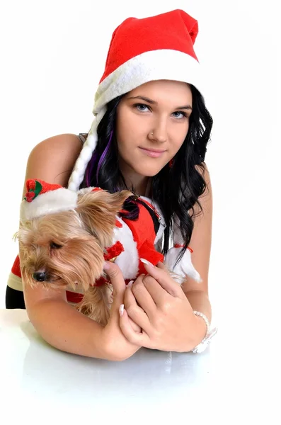 예쁜 여자와 크리스마스에 산타 모자에 개 — 스톡 사진