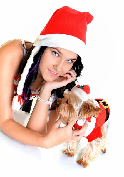 Hezká dívka a pes v santa hat na Vánoce — Stock fotografie
