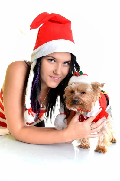 Linda chica y perro en sombrero de santa en Navidad — Foto de Stock