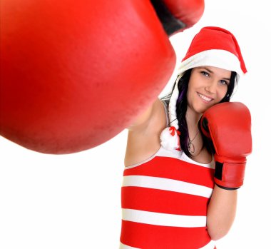 Noel Baba Noel kadın şapka giyen boks eldivenleri kutluyor.