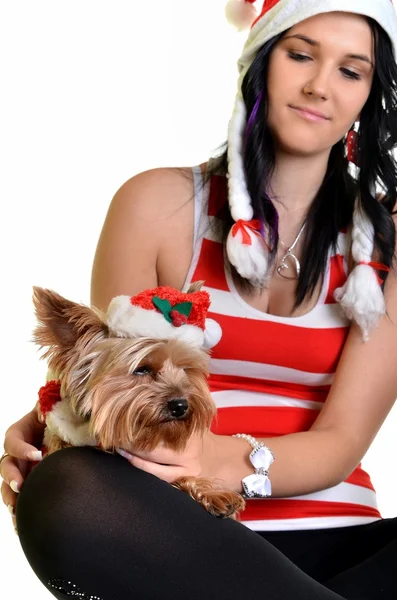 Jolie fille et chien en santa chapeau à Noël — Photo