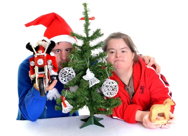 Para z zespołem Downa z świątecznych dekoracji — Zdjęcie stockowe