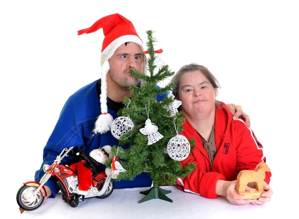 Pár s Downovým syndromem s Vánoční dekorace — Stock fotografie