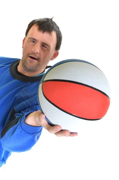 Człowiek z zespołem Downa, grając z koszykówki na białym tle — Zdjęcie stockowe