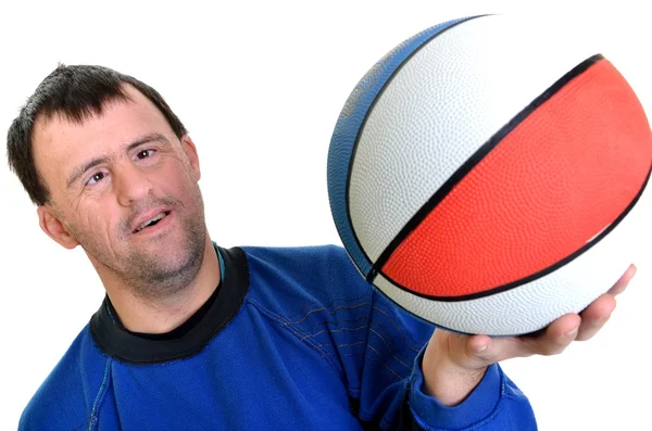 Uomo con Sindrome di Down giocare con la pallacanestro su sfondo bianco — Foto Stock