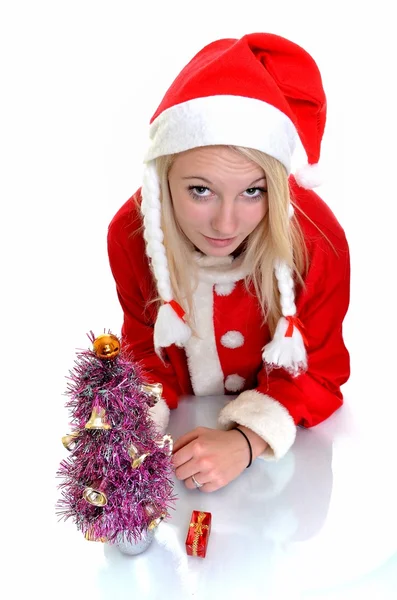 Молодая счастливая женщина на Рождество вместо белого — стоковое фото