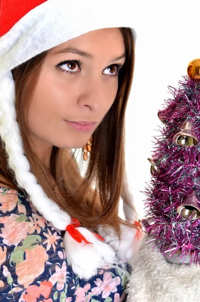 Vrouw Kerstmis jonge mooie lachend met de KERSTMUTS — Stockfoto