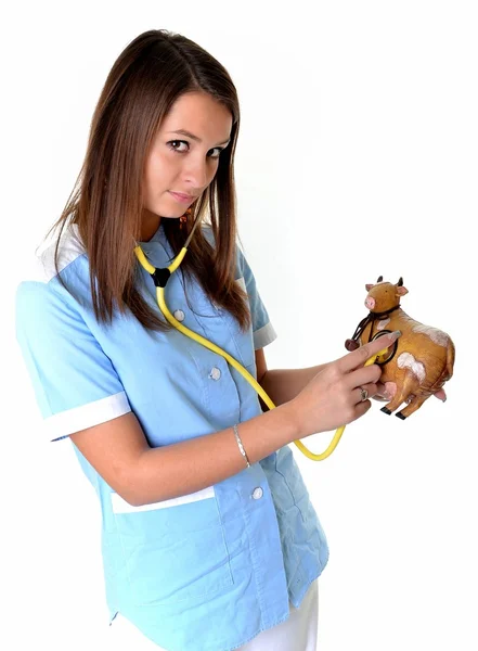 Mooie jonge arts met een stethoscoop — Stockfoto