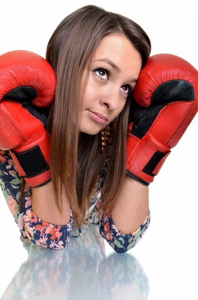 Close up de boxeador feminino sobre branco — Fotografia de Stock
